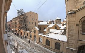 Квартира в центрі по вулиці Вірменська 12 дві спальні з двуспальними ліжками є інтернет сама Площа Ринок